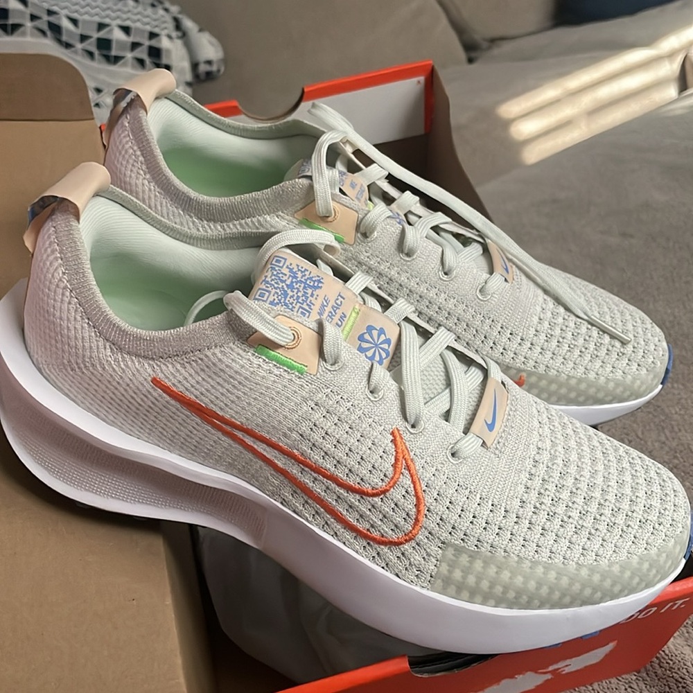 New Nike Interact Run Women's Road Running Shoes Sz 9